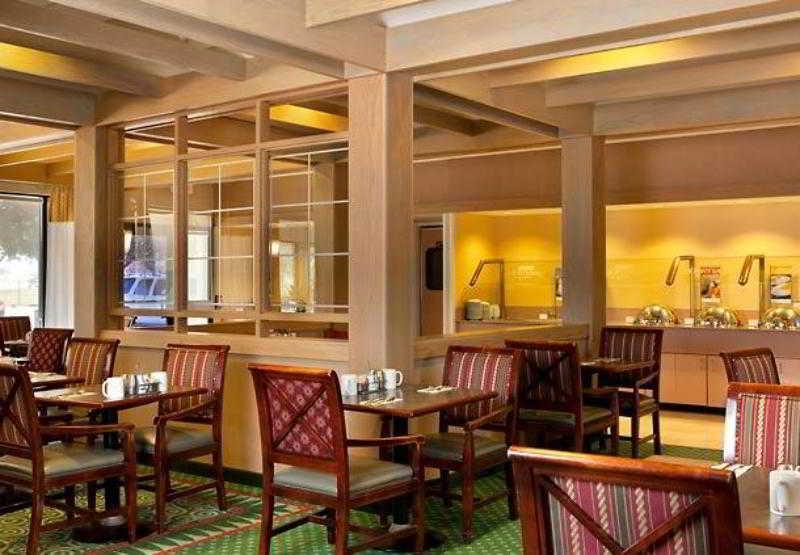 Courtyard By Marriott Houston Hobby Airport Hotel Restaurant photo